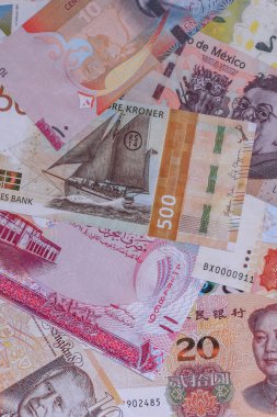 Para geçmişi, döviz kuru, farklı ülkelerden gelen kağıt banknotlar. Tasarımınız için finansal bir fon olarak para nakit para birimi