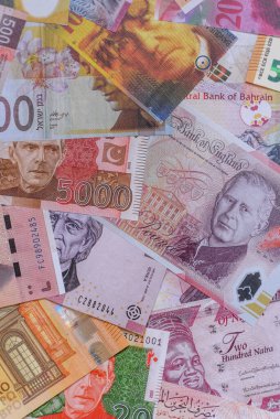 Para geçmişi, döviz kuru, farklı ülkelerden gelen kağıt banknotlar. Tasarımınız için finansal bir fon olarak para nakit para birimi