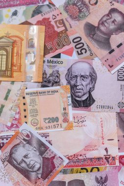 Para geçmişi, döviz kuru, farklı ülkelerden gelen kağıt banknotlar. Tasarımınız için finansal bir fon olarak para nakit para birimi