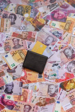 Bir terminal ya da internet üzerinden ulaşılamayan nakit ödemeler için bir kredi kartı. Finansal geçmiş için kredi kartı