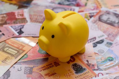 Bir domuz kumbarası depolama, biriktirme ve finansal kaynaklar biriktirme konsepti olarak kullanılıyor. Tasarımınız için bir kumbara..