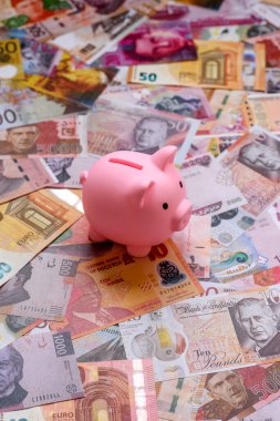 Bir domuz kumbarası depolama, biriktirme ve finansal kaynaklar biriktirme konsepti olarak kullanılıyor. Tasarımınız için bir kumbara..