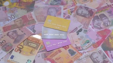 Bir terminal ya da internet üzerinden ulaşılamayan nakit ödemeler için bir kredi kartı. Finansal geçmiş için kredi kartı