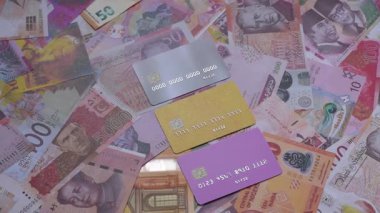 Bir terminal ya da internet üzerinden ulaşılamayan nakit ödemeler için bir kredi kartı. Finansal geçmiş için kredi kartı