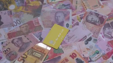 Bir terminal ya da internet üzerinden ulaşılamayan nakit ödemeler için bir kredi kartı. Finansal geçmiş için kredi kartı