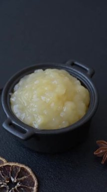 Elma sosu, bebek maması, tatlı için konserve malzeme. Tasarımınız için yemek arkaplanı olarak elma sosu