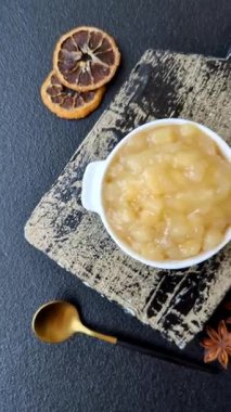 Elma sosu, bebek maması, tatlı için konserve malzeme. Tasarımınız için yemek arkaplanı olarak elma sosu