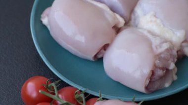 Tavuk ya da hindi, çiğ but fileto, derisiz ve kemiksiz kümes hayvanı eti. Tasarımın için arka plan olarak tavuk budu filetosu.