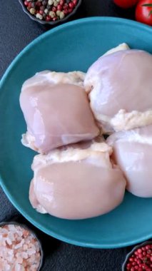 Tavuk ya da hindi, çiğ but fileto, derisiz ve kemiksiz kümes hayvanı eti. Tasarımın için arka plan olarak tavuk budu filetosu.