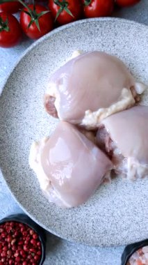 Tavuk ya da hindi, çiğ but fileto, derisiz ve kemiksiz kümes hayvanı eti. Tasarımın için arka plan olarak tavuk budu filetosu.