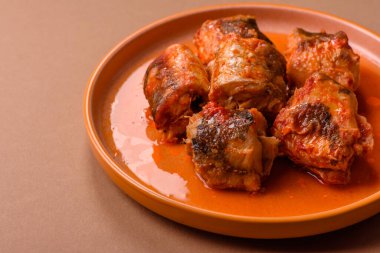 Domates sosunda haşlanmış balık, biberli güveç ve havuç. Tasarımınız için yemek arkaplanı olarak domates soslu haşlama balık..