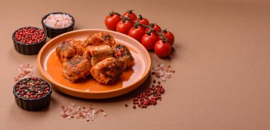 Domates sosunda haşlanmış balık, biberli güveç ve havuç. Tasarımınız için yemek arkaplanı olarak domates soslu haşlama balık..