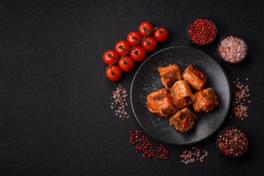 Domates sosunda haşlanmış balık, biberli güveç ve havuç. Tasarımınız için yemek arkaplanı olarak domates soslu haşlama balık..