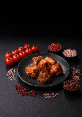 Domates sosunda haşlanmış balık, biberli güveç ve havuç. Tasarımınız için yemek arkaplanı olarak domates soslu haşlama balık..