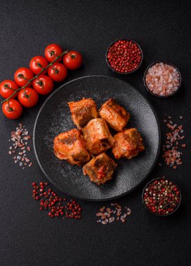 Domates sosunda haşlanmış balık, biberli güveç ve havuç. Tasarımınız için yemek arkaplanı olarak domates soslu haşlama balık..