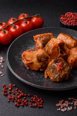 Domates sosunda haşlanmış balık, biberli güveç ve havuç. Tasarımınız için yemek arkaplanı olarak domates soslu haşlama balık..