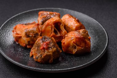 Domates sosunda haşlanmış balık, biberli güveç ve havuç. Tasarımınız için yemek arkaplanı olarak domates soslu haşlama balık..