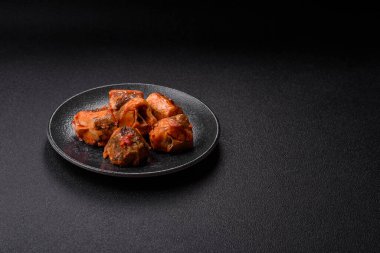 Domates sosunda haşlanmış balık, biberli güveç ve havuç. Tasarımınız için yemek arkaplanı olarak domates soslu haşlama balık..