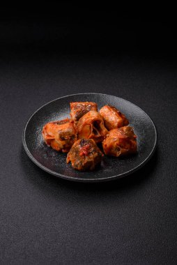 Domates sosunda haşlanmış balık, biberli güveç ve havuç. Tasarımınız için yemek arkaplanı olarak domates soslu haşlama balık..