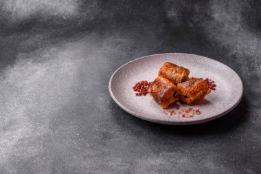 Domates sosunda haşlanmış balık, biberli güveç ve havuç. Tasarımınız için yemek arkaplanı olarak domates soslu haşlama balık..