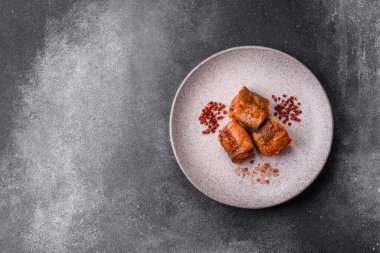 Domates sosunda haşlanmış balık, biberli güveç ve havuç. Tasarımınız için yemek arkaplanı olarak domates soslu haşlama balık..