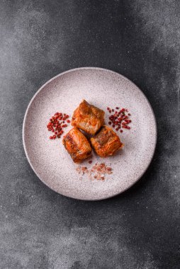 Domates sosunda haşlanmış balık, biberli güveç ve havuç. Tasarımınız için yemek arkaplanı olarak domates soslu haşlama balık..