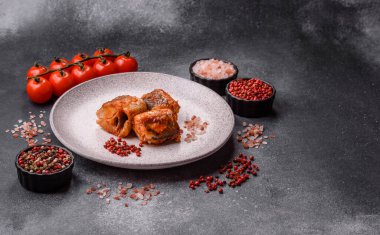 Domates sosunda haşlanmış balık, biberli güveç ve havuç. Tasarımınız için yemek arkaplanı olarak domates soslu haşlama balık..