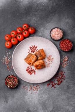 Domates sosunda haşlanmış balık, biberli güveç ve havuç. Tasarımınız için yemek arkaplanı olarak domates soslu haşlama balık..