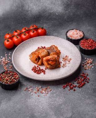 Domates sosunda haşlanmış balık, biberli güveç ve havuç. Tasarımınız için yemek arkaplanı olarak domates soslu haşlama balık..