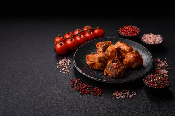 Domates sosunda haşlanmış balık, biberli güveç ve havuç. Tasarımınız için yemek arkaplanı olarak domates soslu haşlama balık..