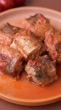 Domates sosunda haşlanmış balık, biberli güveç ve havuç. Tasarımınız için yemek arkaplanı olarak domates soslu haşlama balık..