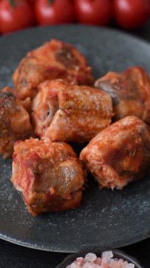 Domates sosunda haşlanmış balık, biberli güveç ve havuç. Tasarımınız için yemek arkaplanı olarak domates soslu haşlama balık..