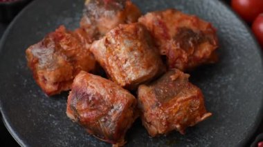 Domates sosunda haşlanmış balık, biberli güveç ve havuç. Tasarımınız için yemek arkaplanı olarak domates soslu haşlama balık..