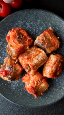 Domates sosunda haşlanmış balık, biberli güveç ve havuç. Tasarımınız için yemek arkaplanı olarak domates soslu haşlama balık..