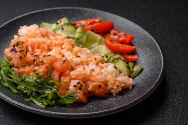 Somon, pirinç, avokado, domates ve salatalıklı bir yemek kasesi. Tasarımınız için bir somon kasesi.