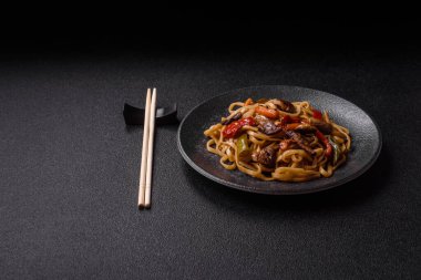 Asya yemeği, sebzeli erişte, baharatlı soslu vejetaryen yemeği. Tasarımın için sebzeli erişte.