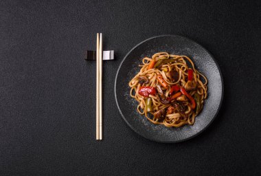 Asya yemeği, sebzeli erişte, baharatlı soslu vejetaryen yemeği. Tasarımın için sebzeli erişte.