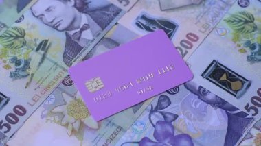 Bir terminal ya da internet üzerinden ulaşılamayan nakit ödemeler için bir kredi kartı. Finansal geçmiş için kredi kartı