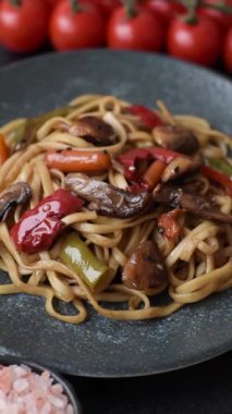 Asya yemeği, sebzeli erişte, baharatlı soslu vejetaryen yemeği. Sebzeli erişte.