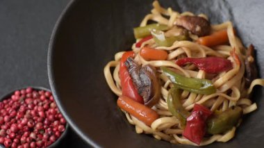 Asya yemeği, sebzeli erişte, baharatlı soslu vejetaryen yemeği. Sebzeli erişte.