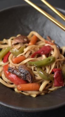 Asya yemeği, sebzeli erişte, baharatlı soslu vejetaryen yemeği. Sebzeli erişte.