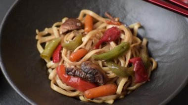 Asya yemeği, sebzeli erişte, baharatlı soslu vejetaryen yemeği. Sebzeli erişte.