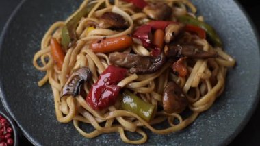 Asya yemeği, sebzeli erişte, baharatlı soslu vejetaryen yemeği. Sebzeli erişte.