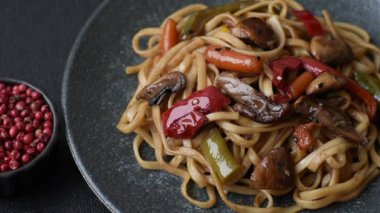 Asya yemeği, sebzeli erişte, baharatlı soslu vejetaryen yemeği. Sebzeli erişte.