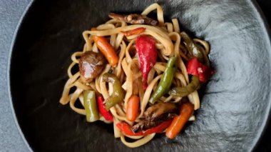 Asya yemeği, sebzeli erişte, baharatlı soslu vejetaryen yemeği. Sebzeli erişte.