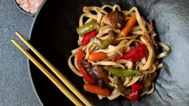 Asya yemeği, sebzeli erişte, baharatlı soslu vejetaryen yemeği. Sebzeli erişte.