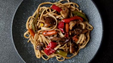 Asya yemeği, sebzeli erişte, baharatlı soslu vejetaryen yemeği. Sebzeli erişte.