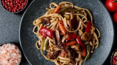 Asya yemeği, sebzeli erişte, baharatlı soslu vejetaryen yemeği. Sebzeli erişte.