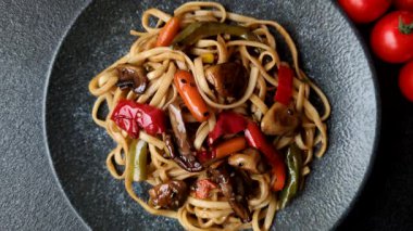 Asya yemeği, sebzeli erişte, baharatlı soslu vejetaryen yemeği. Sebzeli erişte.