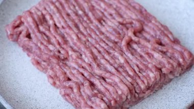 Çiğ et ya da domuz eti, hamburger ya da diğer yemekler için taze et. Yemek arkaplanı olarak çiğ et.